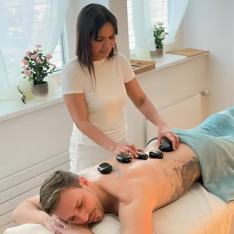 Hotstone-Massage in Zürich-Wollishofen, Schweiz, mit entspannter Wellness-Atmosphäre